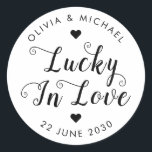 Sticker Rond Cute Lucky in Love Merci Sweet Wedding Favor<br><div class="desc">Un Sticker Étiquette classique Black Wedding Favor avec "Lucky in Love" dans un style rustique moderne et élégant calligraphie de police et accents de coeur. Vous pouvez facilement le personnaliser avec vos noms et date mariage.</div>