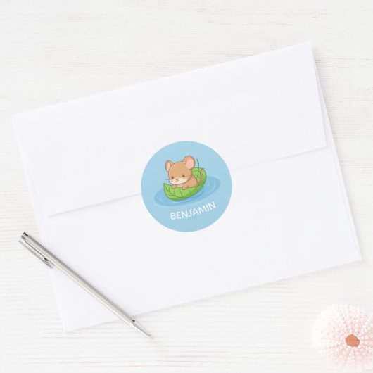 Sticker Rond Cute Mouse in a Leaf Boat Blue Custom Name (Enveloppe)