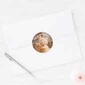 Sticker Rond Cute Orange Kitten avec un Cupcake (Enveloppe)