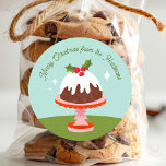 Sticker Rond Cute Plum Pudding Retro Christmas Nom du gâteau<br><div class="desc">Ces étiquettes d'autocollants de Noël mignons et colorés présentent une illustration de pudding de prune dessinée à la main sur un stand de gâteau de Noël et une nappe texturée. Un modèle texte est inclus pour une personnalisation simple. Idéal pour ajouter des étiquettes aux cadeaux de Noël pour les voisins,...</div>