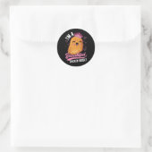 Sticker Rond Cute poulet nugget fille en pied Queen (Sac)