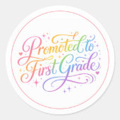Sticker Rond Cute Rainbow “Promoted to First Grade” Design (Devant)