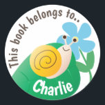 Sticker Rond Cute Snail et Flower Livre personnalisé Appartient<br><div class="desc">Un escargot,  une feuille et une fleur brillants et colorés sur l'autocollant de l'enfant personnalisé avec leur nom.</div>