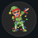 Sticker Rond Dabbing Elf Claus Christmas Tree Lights Garçons En<br><div class="desc">Dabbing Elf Claus Noël Arbre Lumières Garçons Enfants Dab Xmas</div>