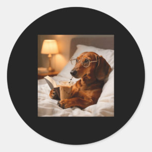 Sticker Rond Dachshund drôle buvant un café glacé amateur d'hum