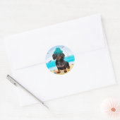 Sticker Rond Dachshund sur la plage (Enveloppe)