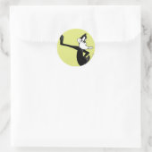 Sticker Rond DAFFY DUCK™ penché contre un mur (Sac)
