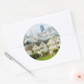 Sticker Rond Dames peintes, maisons victoriennes et skyline (Enveloppe)