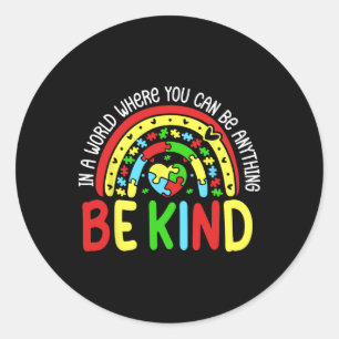 Sticker Rond Dans Un Monde Où L'On Peut Être N'Importe Quoi D'A