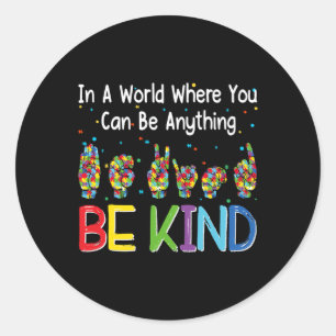 Sticker Rond Dans Un Monde Où L'On Peut Être N'Importe Quoi De