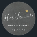 Sticker Rond Dark Grey Sa Faveur De Mariage Favorite<br><div class="desc">Des autocollants personnalisés pour le mariage avec le design rustique gris foncé "Son Favori" et un coeur de parties scintillant doré. Appliquez sur des boîtes,  des sacs de faveur ou des bocaux pour créer des faveurs do-it-yourself mariage uniques.</div>