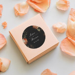 Sticker Rond Dark Moody Romantic Floral Néerlandais Mariage<br><div class="desc">Parfait pour les faveurs ou les kits de bienvenue. Customisez le texte et déplacez ou mettez à l'échelle le cercle et les flancs selon vos besoins. La forme et la couleur du cercle sont modifiables.</div>