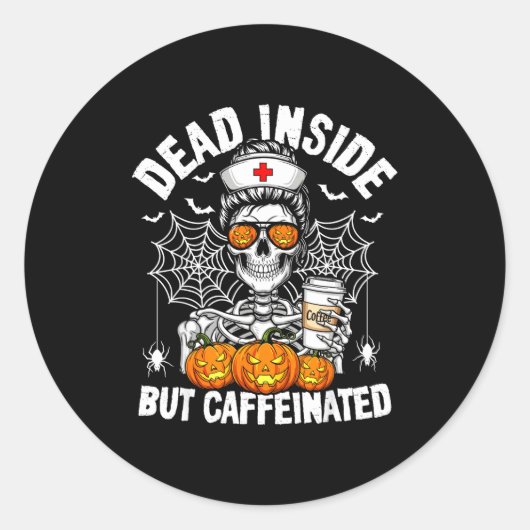 Sticker Rond Dead Inside But Caffeinated Funny Nurse Halloween (Devant)