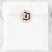 Sticker Rond Deck Halls Moderne D Monogramme rose noir (Sac)