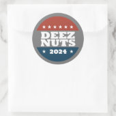 STICKER ROND DEEZ NUTS 2024 (Sac)