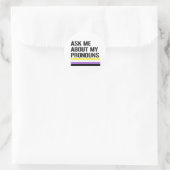 Sticker Rond Demande-moi mes pronoms (Sac)