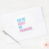 Sticker Rond Demande-moi mes pronoms (Enveloppe)