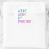 Sticker Rond Demande-moi mes pronoms (Sac)