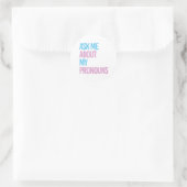 Sticker Rond Demande-moi mes pronoms (Sac)