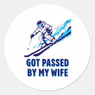 Sticker Rond Dépassé par ma femme, un souvenir drôle de ski pou