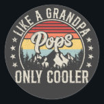 Sticker Rond Des gens comme un grand-père seulement Glacière Re<br><div class="desc">Pops Like a Grandpa Only Glacière paternité Retro Vintage Funny Crew Graphic design Cadeau Classic Round Stickers Classic Collection Classique.</div>