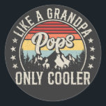 Sticker Rond Des gens comme un grand-père seulement Glacière Re<br><div class="desc">Pops Like a Grandpa Only Glacière paternité Retro Vintage Funny Crew Graphic design Cadeau Classic Round Stickers Classic Collection Classique.</div>