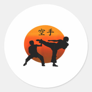 Sticker Rond Deux combattants de karaté avec soleil levant et W