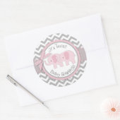 Sticker Rond Deux éléphants roses gris blanc Baby shower Chevro (Enveloppe)