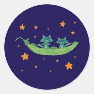 Sticker Rond Deux ratons laveurs dans une cosse de pois Art f
