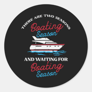 Sticker Rond Deux Saisons Bateau Funny Yacht Mème Capitaine Hom