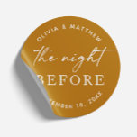 Sticker Rond Dîner de répétition de la moutarde | Nuit avant la<br><div class="desc">Ajoutez une touche audacieuse et terreuse à votre célébration pré-mariage avec cet autocollant rond jaune moutarde qui contient l'expression "La nuit avant". Avec son ton doré et chaleureux, ce design est idéal pour les mariages de automne, les thèmes boho et les célébrations rustiques. Utilisez-le pour sceller des enveloppes, des sacs...</div>