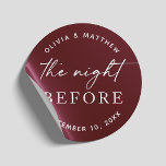 Sticker Rond Dîner de répétition en Bourgogne | Nuit avant l'au<br><div class="desc">Ajoutez une touche audacieuse et romantique à votre dîner de répétition avec cet autocollant rond bordeaux avec l'élégante phrase "La nuit avant". L'arrière - plan rouge vif est parfait pour les mariages d'automne et d'hiver, apportant chaleur, richesse et style intemporel à votre célébration pré-mariage. Utilisez-le pour sceller des enveloppes, décorer...</div>