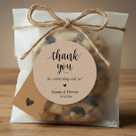 Sticker Rond Dîner Rustique moderne Mariage Merci Cadeaux<br><div class="desc">Cadeaux de Merci rustique Mariage moderne Sticker Rond en faveur classique,  en écriture propre,  petit coeur rouge mignon,  avec signature mariée et mariée et date mariage,  thème kraft marron chalet.</div>