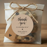 Sticker Rond Dîner Rustique moderne Mariage Merci Cadeaux<br><div class="desc">Cadeaux de Merci rustique Mariage moderne Sticker Rond en faveur classique,  en écriture propre,  petit coeur rouge mignon,  avec signature mariée et mariée et date mariage,  thème kraft marron chalet.</div>