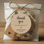 Sticker Rond Dîner Rustique moderne Mariage Merci Cadeaux<br><div class="desc">Cadeaux de Merci rustique Mariage moderne Sticker classique en écriture propre,  petit coeur rouge mignon,  avec signature mariée et mariée et date mariage,  thème du bois brun cottage.</div>