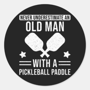 Sticker Rond Don de Pickleball Ne sous-estimez jamais un vieil 