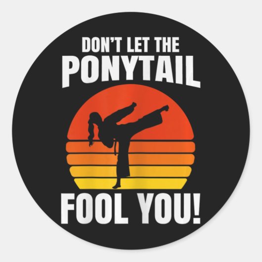 Sticker Rond Don’t Let The Ponytail Fool You Karate Kick (Devant)
