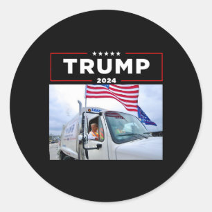 Sticker Rond Donald Trump monte dans une chemise de camion Garg