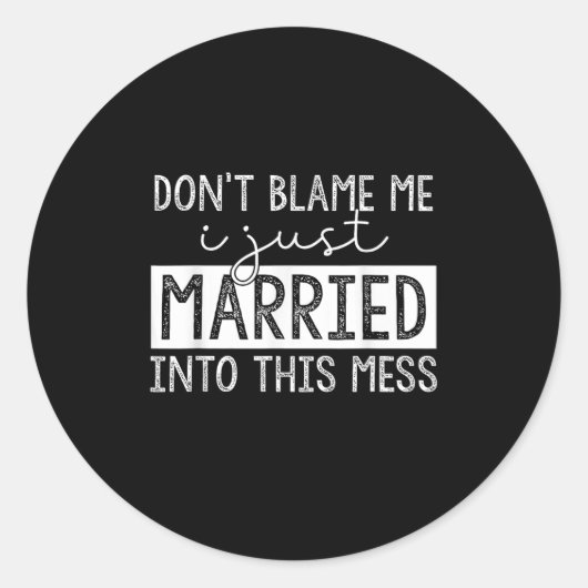 Sticker Rond Don't Blame Me I Just Married Into This Mess Funny (Devant)