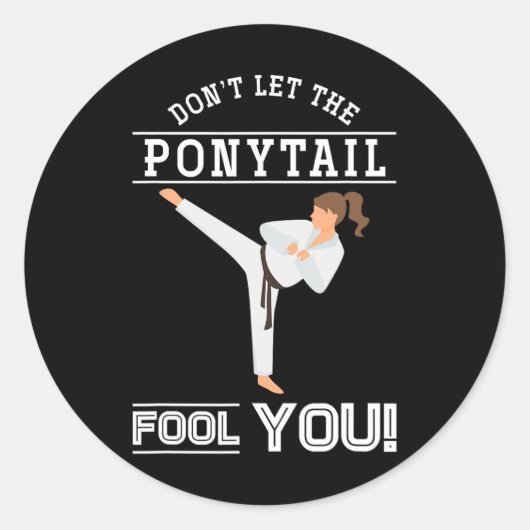Sticker Rond Dont Let The Ponytail Fool You Funny Karateist Gir (Devant)