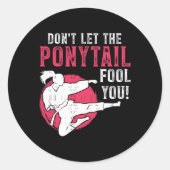 Sticker Rond Dont Let The Ponytail Fool You Martial Arts Girl - (Devant)