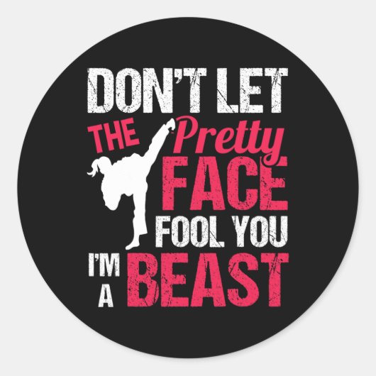 Sticker Rond Dont Let The Pretty Face Fool You Im Beast Karate (Devant)