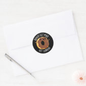 Sticker Rond Donut Get Mad Get Leaven Funny Donut Pun Dark BG (Enveloppe)
