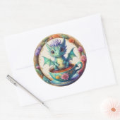 Sticker Rond Dragon de bébé rond dans une théière (Enveloppe)