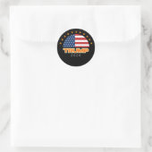 Sticker Rond Drapeau américain Trump 2028 audacieux (Sac)