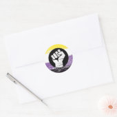 Sticker Rond Drapeau de protestation peint non binaire (Enveloppe)