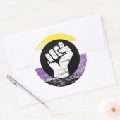 Sticker Rond Drapeau de protestation peint non binaire (Enveloppe)