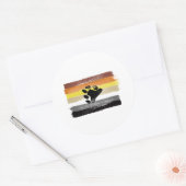 STICKER ROND DRAPEAU ET SYMBOLE DE FIERTÉ D'OURS PEINTS (Enveloppe)