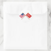 Sticker Rond Drapeaux croisés des États-Unis et de la Turquie (Sac)