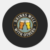 Sticker Rond Drinks Well With Others Drinking Gift  (Devant)